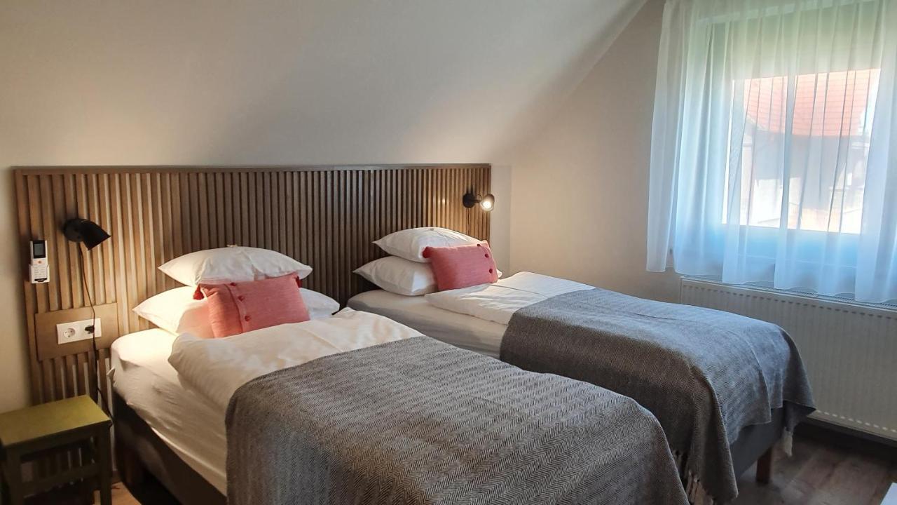 Relax Balaton Apartmanok Balatonfured Bagian luar foto