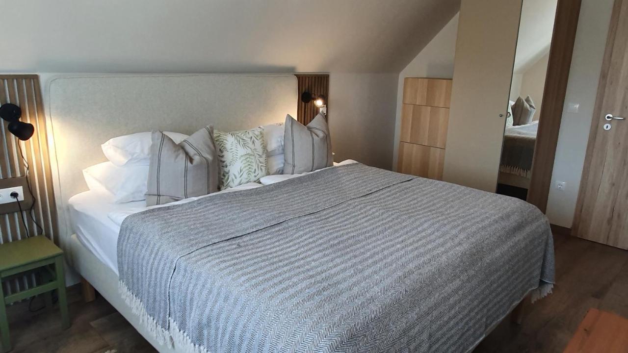 Relax Balaton Apartmanok Balatonfured Bagian luar foto