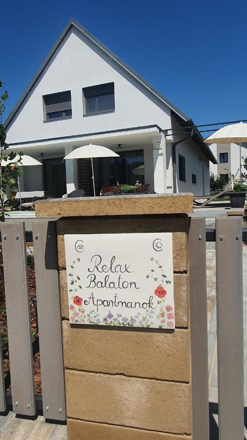 Relax Balaton Apartmanok Balatonfured Bagian luar foto
