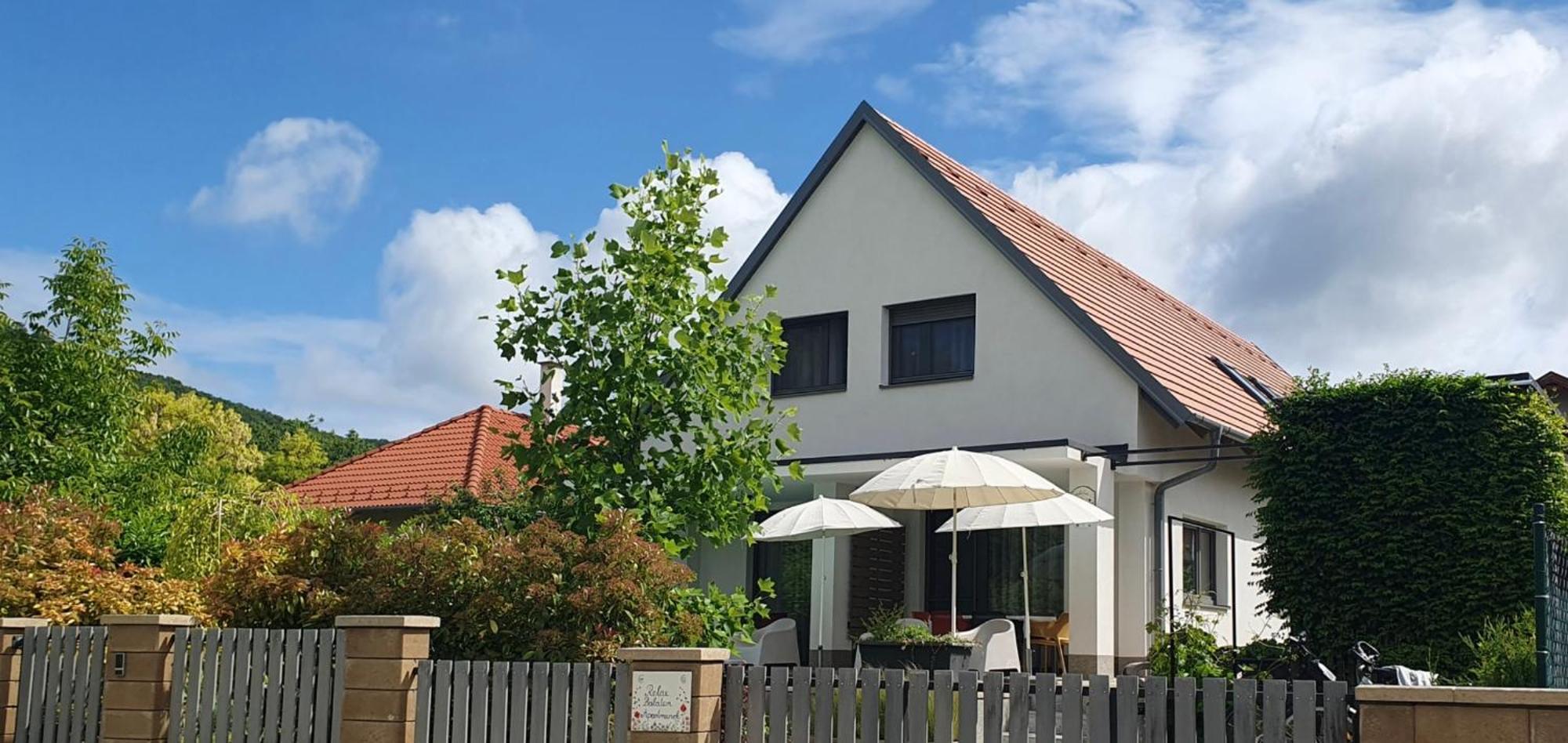 Relax Balaton Apartmanok Balatonfured Bagian luar foto